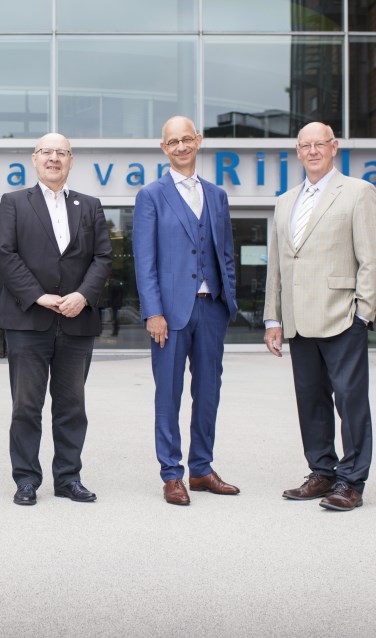 Waldo von Faber (in het midden) voor het gebouw van het Hoogheemraadschap van Rijnland.