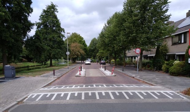 Een auto rijdt door de Van der Marckstraat in de richting van de Vronkenlaan. Sinds vanochtend mag dat weer.