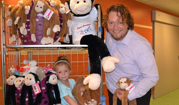 Een kar volgeladen met knuffelaapjes. Jason en de vijfjarige Lindsey deelden samen de aapjes uit bij het Moeder- en Kindcentrum van Alrijne Ziekenhuis.