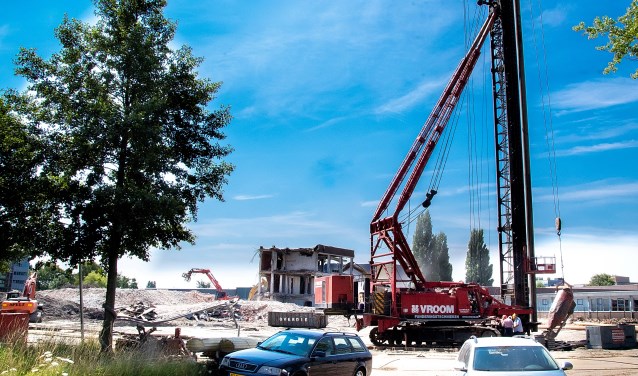 Terwijl de laatste restjes van de ROC gebouwen nog worden gesloopt, gaan de eerste palen voor de nieuwbouw de grond in. | Foto: J.P. Kranenburg