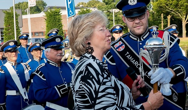 Burgemeester Laila Driessen overhandigde de mace aan tambour-maître Nils van der Fits.