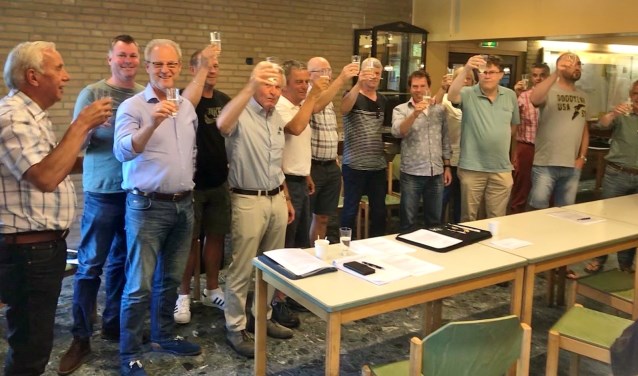 Leden brengen een toost op FC Oegstgeest. | Foto PR