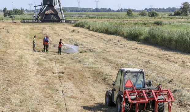 De brandweer bluste de brand snel. Op de achtergrond de Munnikkenmolen.