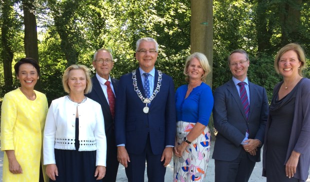 Het nieuwe college van B&W van de gemeente Wassenaar met derde van links Leiderdorper Kees Wassenaar. Verder op de foto v.l.n.r. gemeentesecretaris Hélène Oppatja, kandidaat wethouder Inge Zweerts de Jong (Lokaal Wassenaar), burgemeester Frank Koen, kandidaat wethouder Carolien Klaver (VVD-Wassenaar), kandidaat wethouder Hubert Schokker (CDA-Wassenaar) en kandidaat wethouder Lia de Ridder (D66-Wassenaar).
