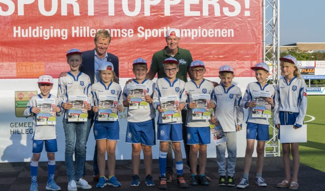 De trotse kampioenen tonen hun oorkonde. | Foto: Remco Out