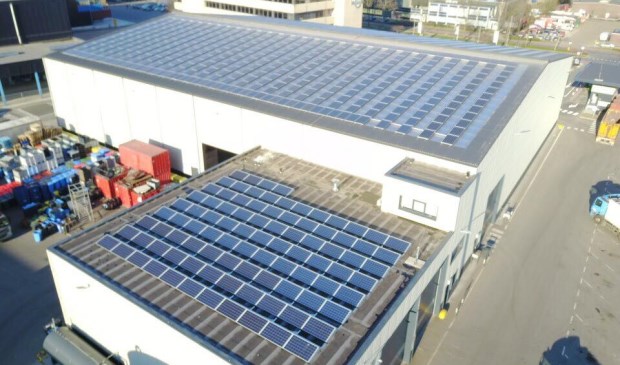 Op de zuidelijke dakhelften van de twee grote recyclinghallen en de garage van Reniwi Zoeterwoude liggen ruim 1.200 zonnepanelen.