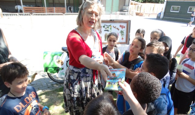 De Leidse wethouder Martine Leewis heeft donderdag 5 juli een ‘Natuurlijke’ VakantiePas uitgereikt aan groep 6 en 7 van de Merenwijkschool bij Kinderboerderij Merenwijk in Leiden.