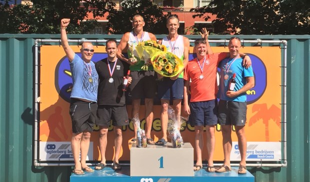 Het erepodium met op de hoogste trede Michiel van Straten (rechts) en Ed Bontrop.