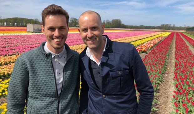 Presentator Johan Overdevest fietst in aflevering 2 samen met weerman Maurice Middendorp (l) door de Bollenstreek. | Foto: pr.