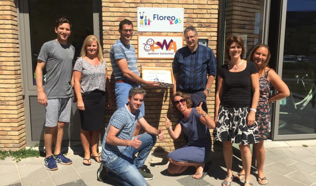 Het team van de PWA met hun gewonnen taart. | Foto: PR