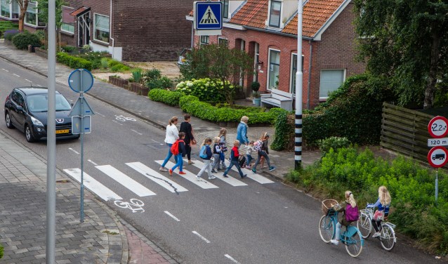 Iedere schooldag maken kinderen (en ouders) gebruik van het zebrapad Schelphoek/Katwijkerweg.