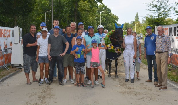 Emi van Jip en John Dekker wint de harddraverij in Warmond. | Foto: pr.