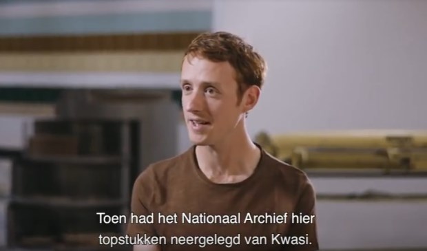 Tom de Kruif vertelt in de video over zijn bezoek aan het Nationaal Archief. | Foto: afbeelding uit YouTube-video.