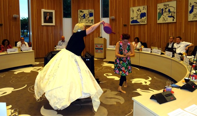 Giselle Joosten en Hélène Kok beelden uit dat ook de kunst in Leiderdorp aandacht en voeding nodig heeft om tot bloei komen.