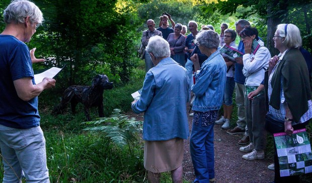 Jos Nijhof leest het gedicht 'Zoals' van Judith Herzberg voor bij het beeld 'Hond' van Patrick Visser.