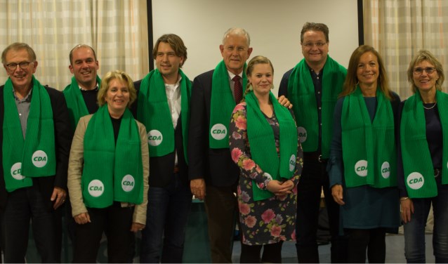 Maarten van Welie (vierde van links) gaat verhuizen en neemt afscheid van CDA Teylingen. | Foto: archief