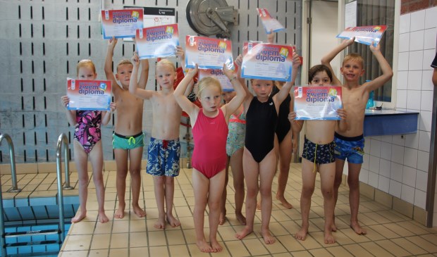 De afzwemmers met hun diploma. | Foto: pr.