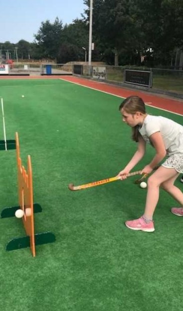 Bij Hisalis konden kinderen van de sport-BSO's deelnemen aan de hockeyclinic.