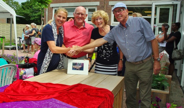 De overhandiging van de tafel. | Foto's Willemien Timmers
