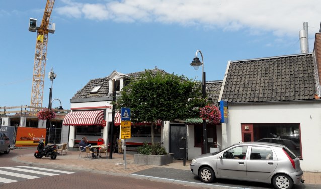 Op de plek van de snackbar en het Chinees restaurant moeten appartementen en horeca komen.