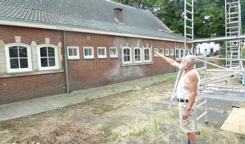 Wout Ruigrok wijst naar het deel dat qua dakbedekking grond werd aangepakt. | Foto en tekst: Arie in 't Veld
