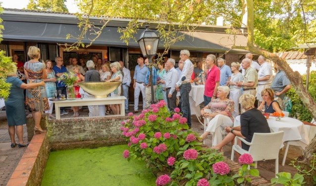 De PVOO-netwerkborrel was in de zonovergoten tuin van Villa Beukenhof. | Foto Wil van Elk