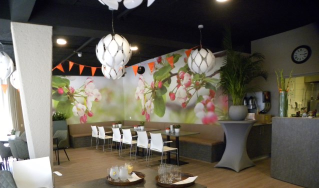 De kleine zaal aan de kant van de Vliet heeft een vrolijk en fleurige uitstraling gekregen. | Foto: CvdS.