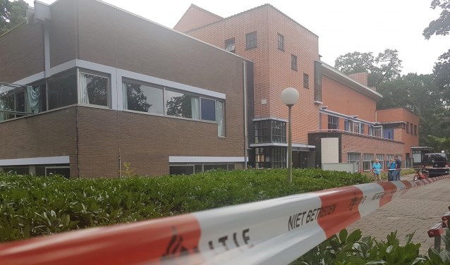Het afgezette Poortgebouw. | Foto Politie Leiden-Noord / Facebook