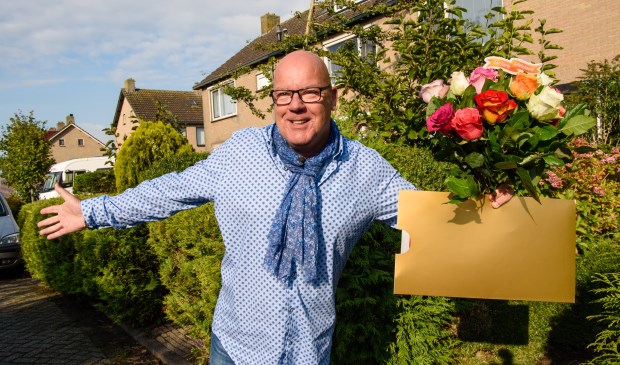 Als Gaston aanbelt, is dat bijna altijd met goed nieuws. In Warmond maakt hij vier inwoners blij met de straatprijs. | Foto: pr./Roy Beusker Fotografie
