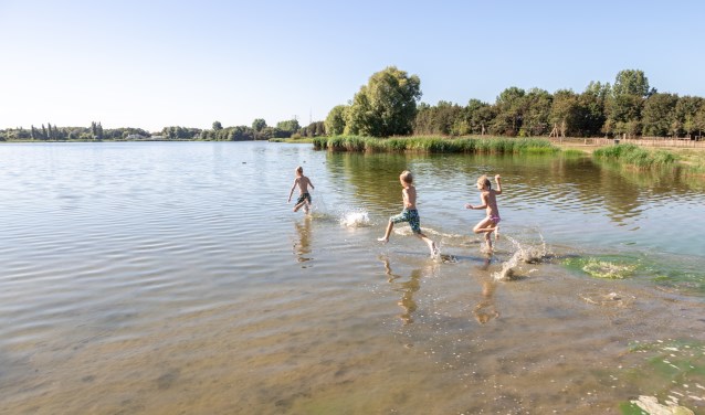 Kinderen rennen maandagochtend een laatste keer het water van de Klinkenbergenplas in. Hun moeder besloot om naar het strand te gaan.