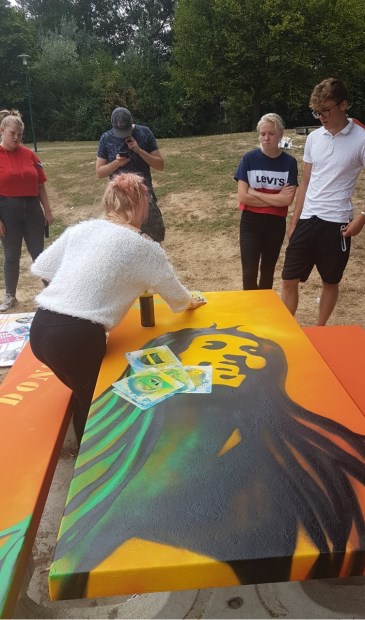 Op een van de picknicktafels in het Oosthoutpark is Bob Marley afgebeeld. | Foto: pr.