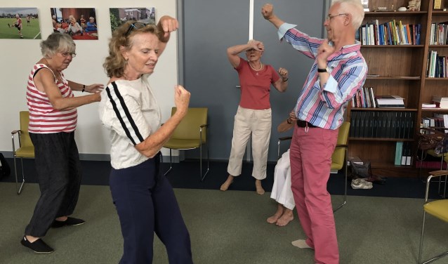 De Leidse Dance for Health groep oefent in het LUMC Poortgebouw. | Foto: PR
