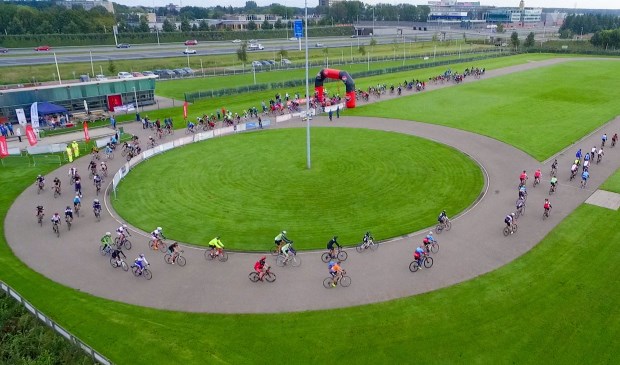 De dikkebandenrace wordt gehouden op de skeelerbaan van de Vereniging IJssport Leiderdorp.