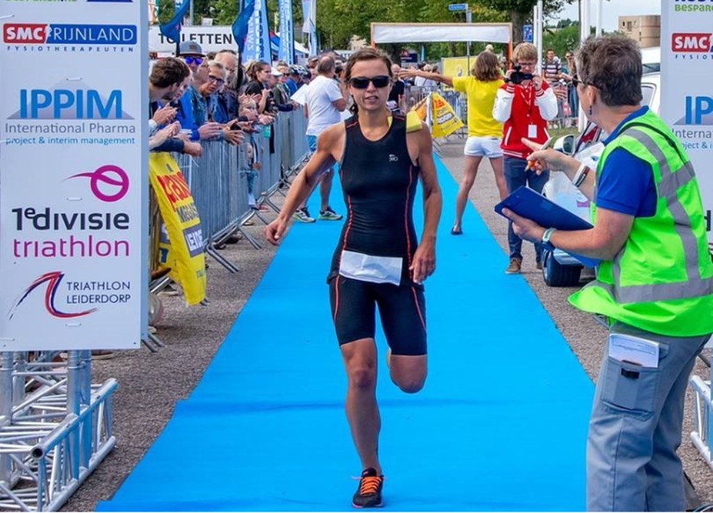 De eerste vrouw op de Sprint, Diede Diederiks uit Rotterdam, komt over de finish.