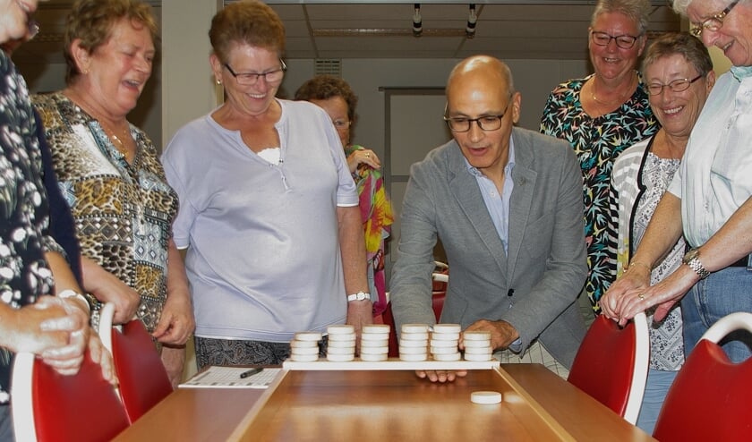 Groot plezier bij de dames en burgemeester Jaensch. Als de steen met de hand weer te bereiken is, mag hij namelijk worden teruggehaald. | Foto Willemien Timmers