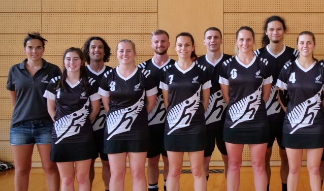 Manon Wiegerink (l) is bondscoach van het Nieuw-Zeelands korfbalteam. | Foto: pr.