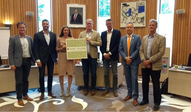Enkele wethouders ontvangen de nominatie uit handen van Heleen Groot, directeur van Aan de Slag. | Foto: pr.