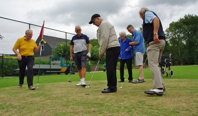 De oudere gasten hadden veel plezier in het golfspel. | Foto Willemien Timmers