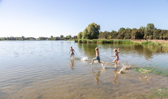 De kinderen renden nog een keer het water in. Hun moeder besloot om naar het strand te gaan. | Foto Wil van Elk