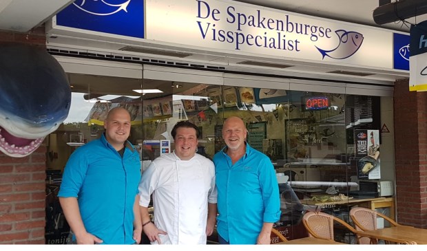 V.l.n.r. Bart Bos, Frederick van Emstede en Bertus Bos voor de deur van De Spakenburgse Visspecialist.