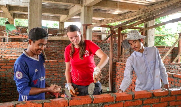 Alieke Freeke helpt mee met het metselen aan dokterswoningen in Myanmar. | Foto Sanne van der Meij