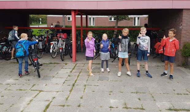 Deze kinderen zijn te voet of op de fiets naar school gekomen.