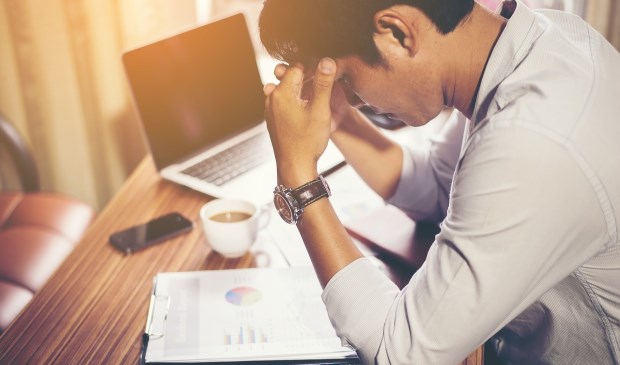 Een burn-out lijkt erg op een depressie, maar ontstaat door overbelasting, bijvoorbeeld op het werk. Bij een depressie hoeft geen sprake te zijn van overbelasting.