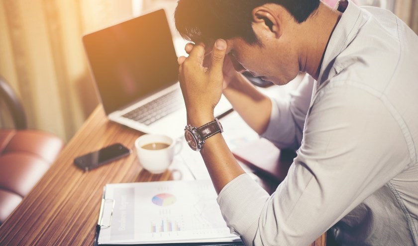 Een burn-out lijkt erg op een depressie, maar ontstaat door overbelasting, bijvoorbeeld op het werk. Bij een depressie hoeft geen sprake te zijn van overbelasting.