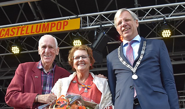 Een stralende Aty de Vries nadat zij is onderscheiden tot Lid in de Orde van Oranje-Nassau.