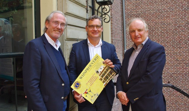 Twee Lions overhandigen een poster aan Jan-Willem Besselink. | Foto Willemien Timmers