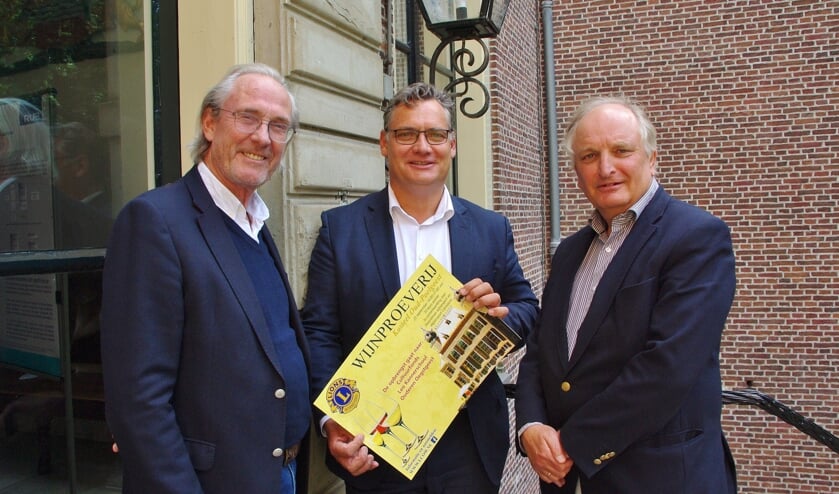 Twee Lions overhandigen een poster aan Jan-Willem Besselink. | Foto Willemien Timmers