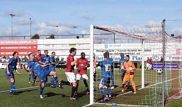 Max van Steen (9) knikt de 2-4 binnen. | Foto: PR