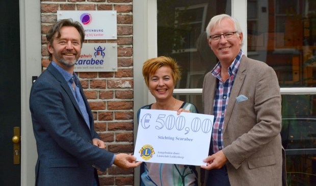 Brigitte van Elburg van Scarabee ontvangt de cheque uit handen van Lions Peter de Ligt (rechts op de foto) en Huibrecht Bos.