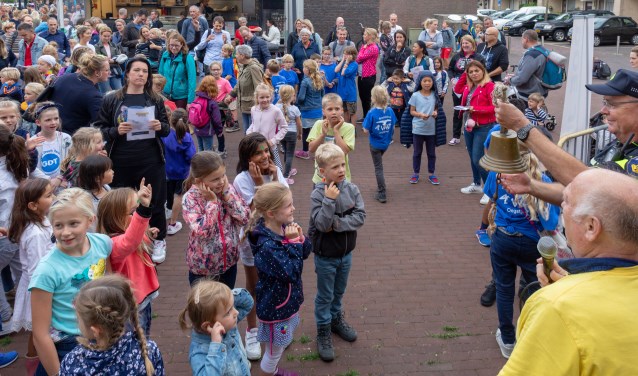Sommige kinderen hielden wijselijk hun oren dicht toen wijkagens de Henk Heemskerk Startbel luidde. | Foto Wil van Elk